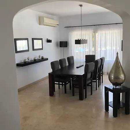 Villa With 5 Bedrooms & 4 Bathrooms - Private Heated Pool