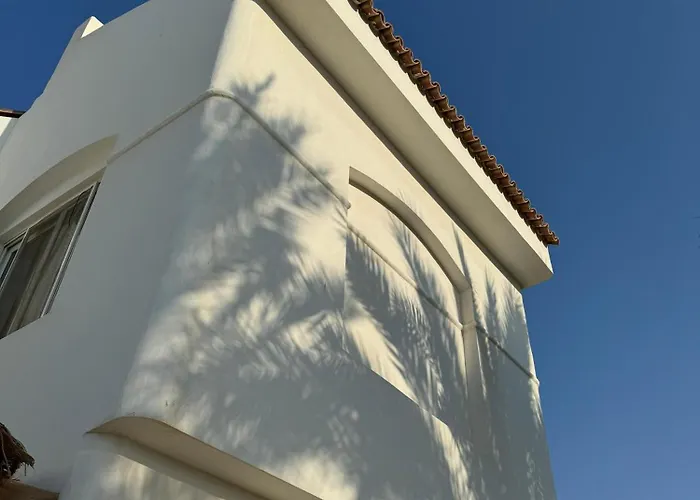 Villa With 5 Bedrooms & 4 Bathrooms - Private Heated Pool *