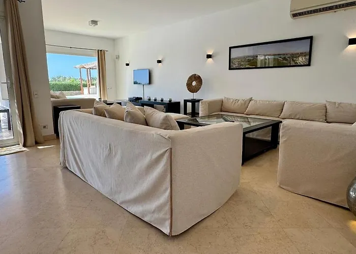 Villa With 5 Bedrooms & 4 Bathrooms - Private Heated Pool Hurghada