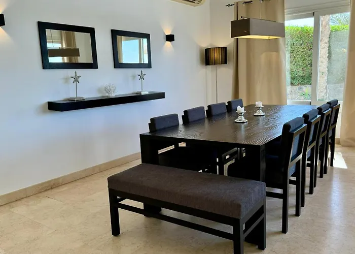 Villa With 5 Bedrooms & 4 Bathrooms - Private Heated Pool