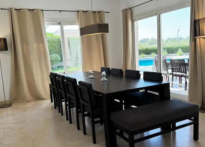 Villa With 5 Bedrooms & 4 Bathrooms - Private Heated Pool *