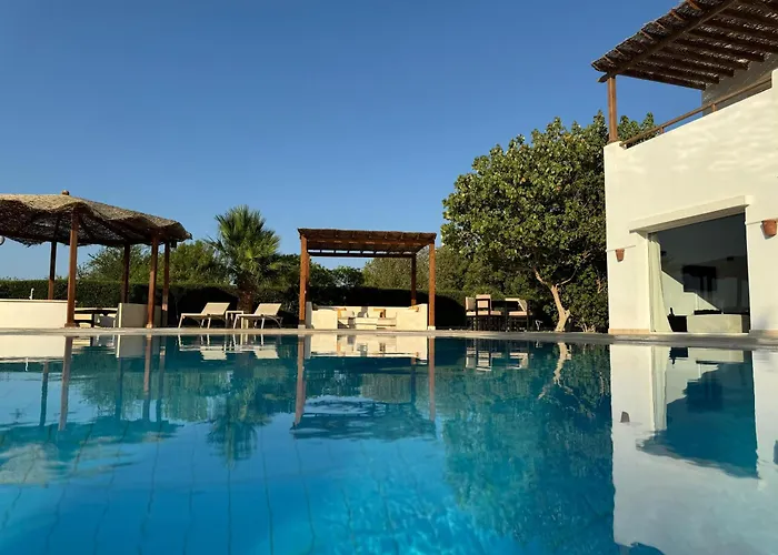 Villa With 5 Bedrooms & 4 Bathrooms - Private Heated Pool