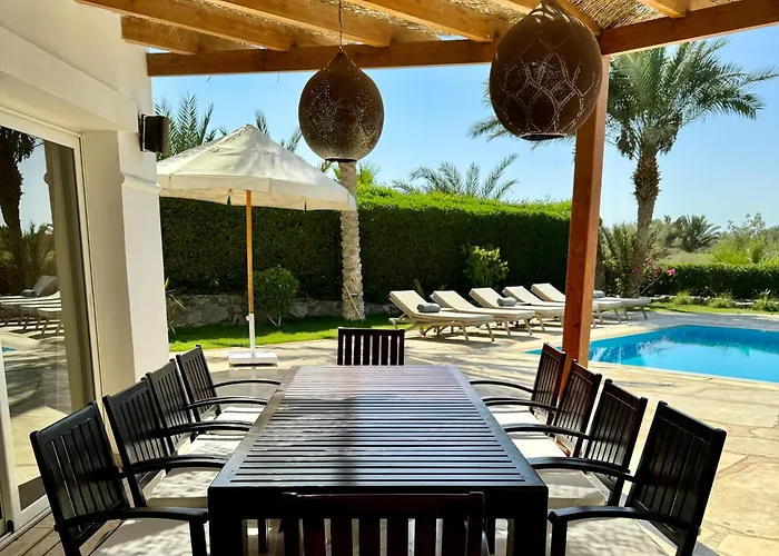 Villa With 5 Bedrooms & 4 Bathrooms - Private Heated Pool *