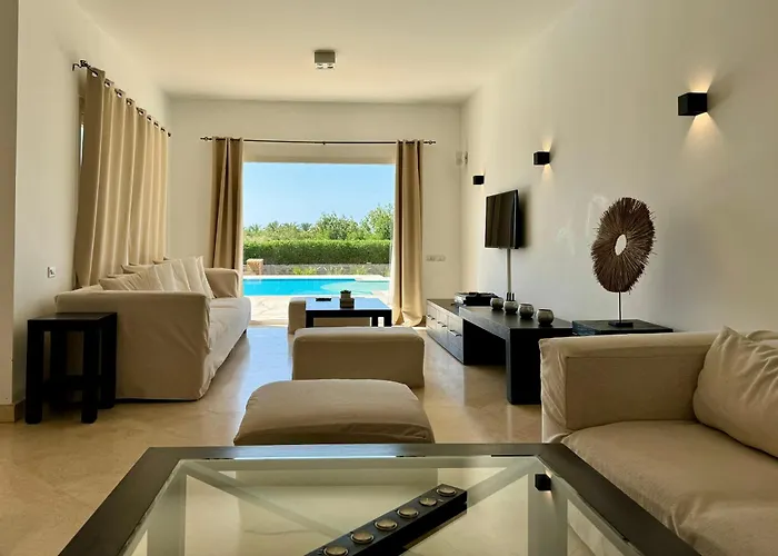 Villa With 5 Bedrooms & 4 Bathrooms - Private Heated Pool Hurghada