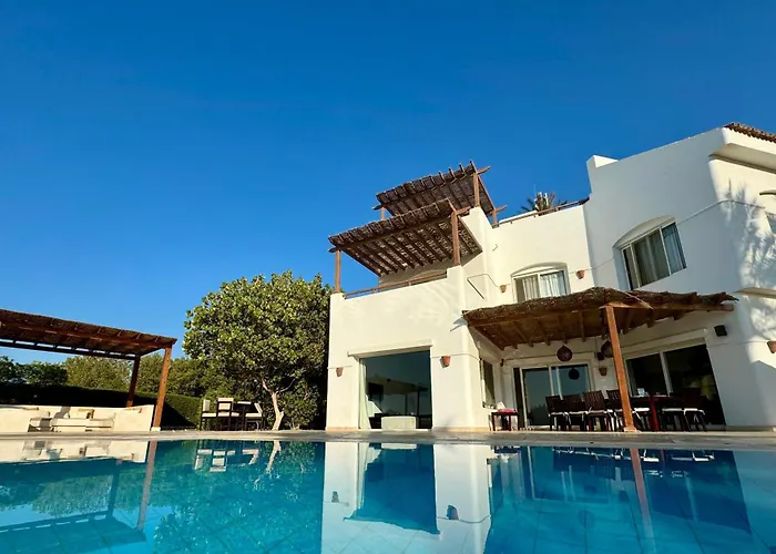 With 5 Bedrooms & 4 Bathrooms - Private Heated Pool Hurghada