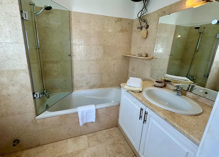 Villa With 5 Bedrooms & 4 Bathrooms - Private Heated Pool *