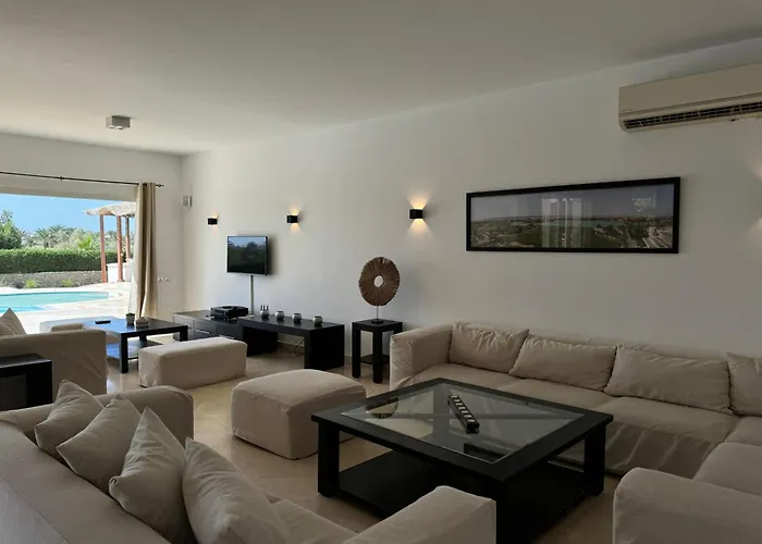 Villa With 5 Bedrooms & 4 Bathrooms - Private Heated Pool Hurghada
