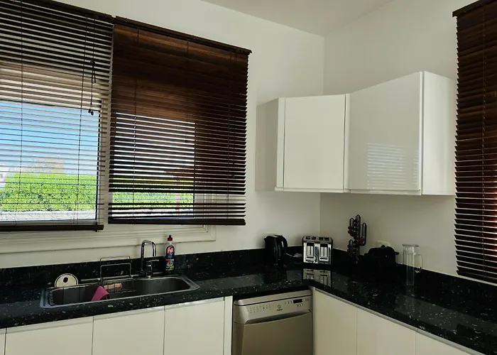 Villa With 5 Bedrooms & 4 Bathrooms - Private Heated Pool *