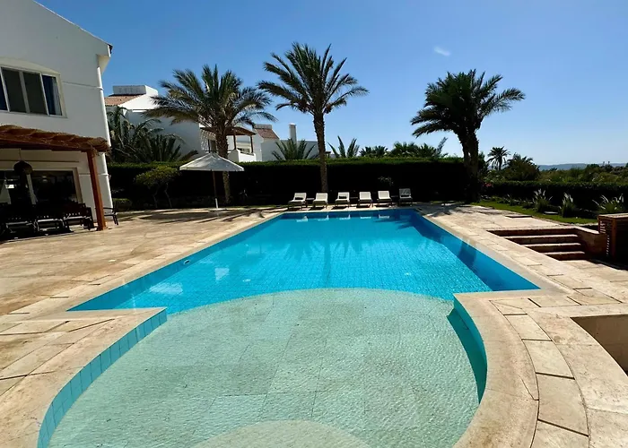 Villa With 5 Bedrooms & 4 Bathrooms - Private Heated Pool